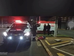 Jovem empina moto, foge de policiais militares e fica em estado grave após bater em carro