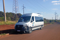 Van invade preferencial e deixa condutor e passageiro de moto feridos