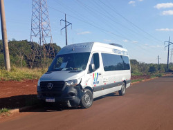 Van invade preferencial e deixa condutor e passageiro de moto feridos