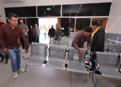 Com novas cadeiras na UPA, prefeitura torna ambiente mais confortável e acolhedor