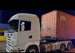 PRF apreende contêiner com 1,3 mil caixas de cigarros do Paraguai