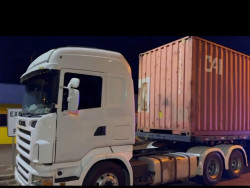 PRF apreende contêiner com 1,3 mil caixas de cigarros do Paraguai