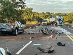 Batida entre caminhonete e carreta deixa um morto na BR-163