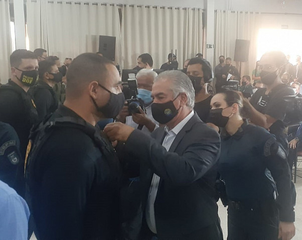 O governador Reinaldo Azambuja participou da entrega da medalha “Águia da Fronteira” (Imagem: Edilson José)