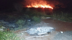 Fogo provocado por descarte irregular ameaça casas e consome vegetação em Dourados