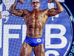 Veja o vídeo: fisiculturista bate moto em caminhão e morre em MS