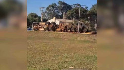 Motorista perde controle e tomba carreta com carga de grãos em rotatória da BR-060