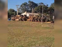 Motorista perde controle e tomba carreta com carga de grãos em rotatória da BR-060