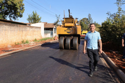 Avançam obras de asfalto e drenagem em ruas da Vila Nova Esperança
