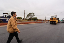 Prefeito vistoria obras de asfalto e drenagem no Parque dos Jequitibás
