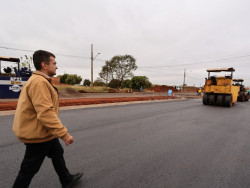 Prefeito vistoria obras de asfalto e drenagem no Parque dos Jequitibás