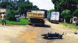 Mulher de 26 anos morre após condutor de motocicleta sem CNH entrar na contra-mão