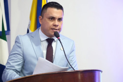 Vereador Dalton pede e prefeitura instala semáforo na Rua Décio Martins Capilé