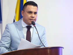 Vereador Dalton pede e prefeitura instala semáforo na Rua Décio Martins Capilé