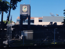 Cliente é preso em flagrante por beijar garçonete à força em bar no centro