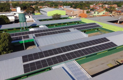 Placas solares e produção de energia limpa levam modernidade e economia às escolas