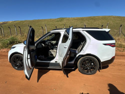 Bandidos armados invadem condomínio, fazem família refem e roubam Range Rover