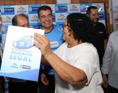 Prefeitura entrega 250 títulos de regularização fundiária no Santa Felicidade nesta segunda