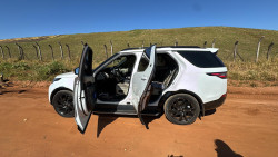 Assaltantes que roubaram e abandonaram Range Rover obrigaram vítimas a transferir R$ 60 mil