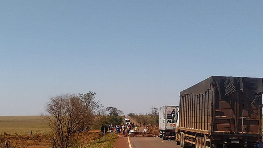 BR-163 bloqueada devido as manifestações (Imagem: PRF)