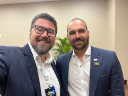 Eduardo Bolsonaro sinaliza apoiar Pollon ao Senado e contraria o pai, que defende Gianni Nogueira