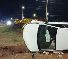 Motorista perde controle do carro, capota e destrói monumento turístico