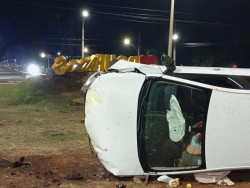 Motorista perde controle do carro, capota e destrói monumento turístico