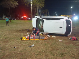 Motorista perde controle do carro, capota e destrói monumento turístico