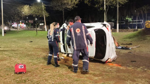 Motorista perde controle do carro, capota e destrói monumento turístico