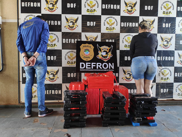 Mulher e comparsa presos pela Defron (Imagem: Adilson Domingos)