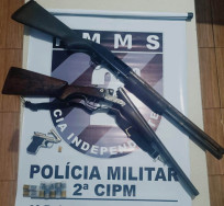Abordado na rua, homem é preso com pistola e duas escopetas calibre 12