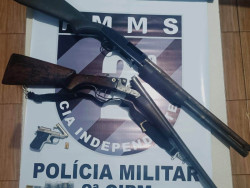 Abordado na rua, homem é preso com pistola e duas escopetas calibre 12