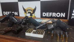 Dois homens e mulher são presos com armas, dinheiro e droga após 3 meses de investigação