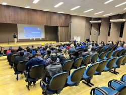 Motoristas e monitores de ônibus escolares passam por capacitação da prefeitura e PRF