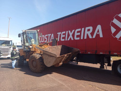Pá-carregadeira da prefeitura se envolve em acidente com carreta no Trevo da Bandeira