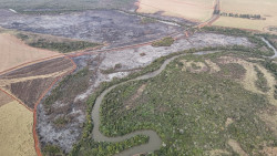 Trio é preso pela PMA por furto de ferragens e incêndio ambiental em fazenda