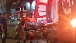 Pedestre é atropelada após colisão entre carro e moto em Dourados