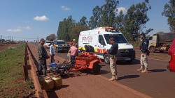Jovem perde controle de moto e fica ferido após carretinha tombar na BR-163
