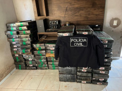 Alvo de mandado, homem consegue fugir e "abandona" quase 2t de maconha