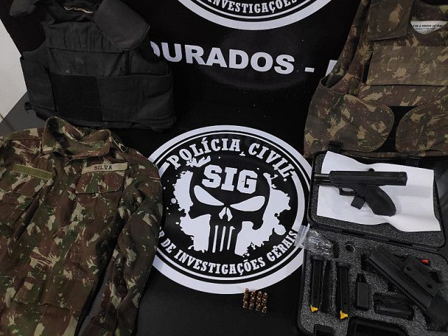 Roupas e arma usada no dia do crime (Imagem: Adilson Domingos)