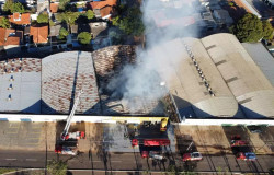 Incêndio durante a madrugada destrói loja de calçados em avenida movimentada da Capital