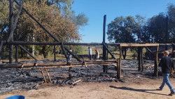 Casa de Reza é destruída por incêndio em aldeia e rezadeira suspeita de ato criminoso
