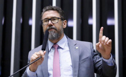 Deputado federal recua sobre autismo e xinga imprensa de nojenta e hipócrita