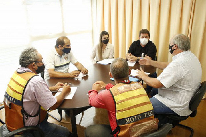 Laudir ouve reivindicações dos taxistas e mototaxistas de Dourados (Valdenir Rodrigues)