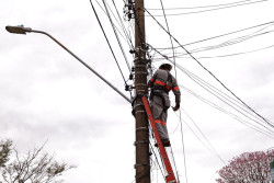 Município reforça ação para eliminar emaranhado de fios em postes e notifica empresas