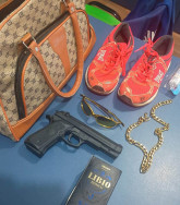 Usando tornozeleira, homem é preso após assaltar farmácia com arma falsa