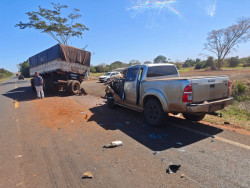 Zootecnista fica em estado grave após bater caminhonete na traseira de carreta