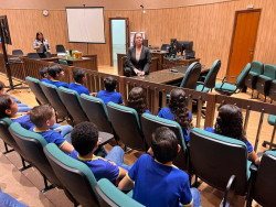 Alunos da Escola Prefeito Luiz Antônio transformam visita ao Fórum em aula de cidadania