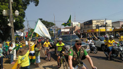 “Chamados” por Bolsonaro, douradenses ocupam centro em dia de protesto