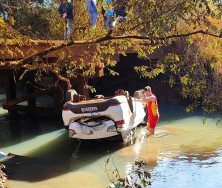 Fiat Siena carregado com muamba é abandonado após cair em córrego